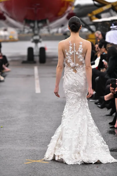 JAMAICA, NEW YORK - Şubat 06: DHL JFK Havalimanı 'ndaki Jessica Minh Anhs 