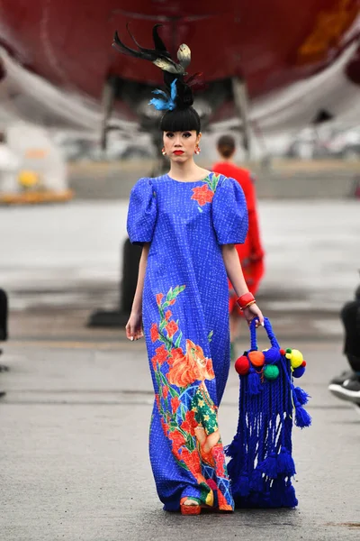 JAMAICA, NEW YORK - 06 Şubat 2020 'de DHL JFK Havalimanı' nda Jessica Minh Anhs Moda Fuarı sırasında VUNGOC ve Oğlu için podyumda bir model yürüyor 