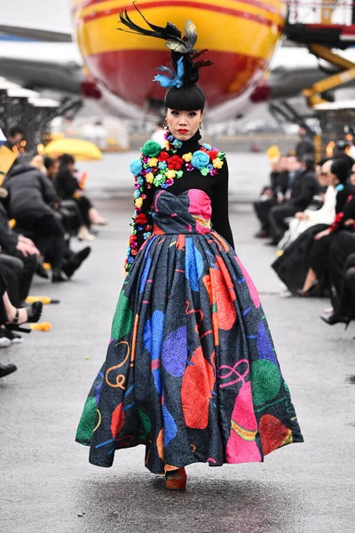 JAMAICA, NEW YORK - 06 Şubat 2020 'de DHL JFK Havalimanı' nda Jessica Minh Anhs Moda Fuarı sırasında VUNGOC ve Oğlu için podyumda bir model yürüyor 