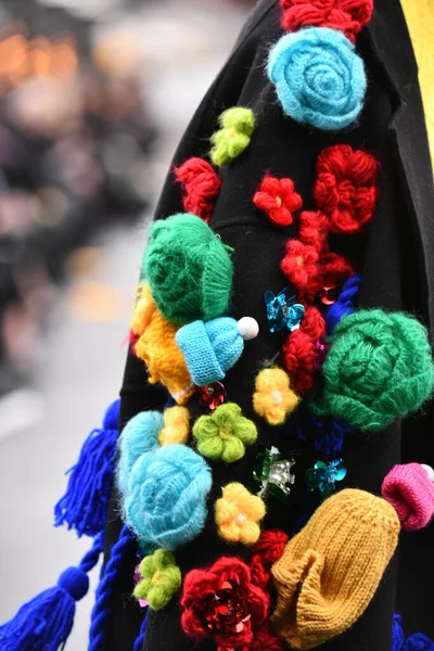 JAMAICA, NEW YORK - 06 Şubat 2020 'de DHL JFK Havalimanı' nda Jessica Minh Anhs Moda Fuarı sırasında VUNGOC ve Oğlu için podyumda bir model yürüyor 