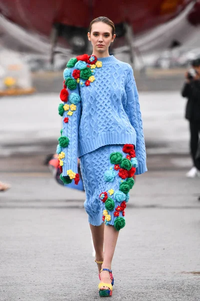 JAMAICA, NEW YORK - 06 Şubat 2020 'de DHL JFK Havalimanı' nda Jessica Minh Anhs Moda Fuarı sırasında VUNGOC ve Oğlu için podyumda bir model yürüyor 