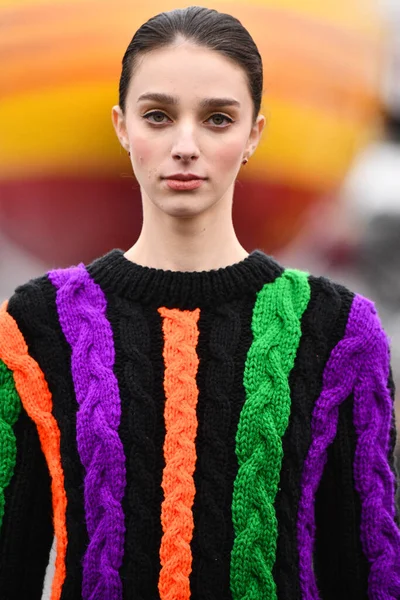 JAMAICA, NEW YORK - 06 Şubat 2020 'de DHL JFK Havalimanı' nda Jessica Minh Anhs Moda Fuarı sırasında VUNGOC ve Oğlu için podyumda bir model yürüyor 