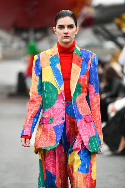 JAMAICA, NEW YORK - 06 Şubat 2020 'de DHL JFK Havalimanı' nda Jessica Minh Anhs Moda Fuarı sırasında VUNGOC ve Oğlu için podyumda bir model yürüyor 