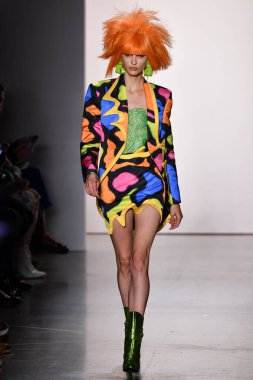 NEW YORK, NEW YORK - SEPTEMBER 06: NYFW sırasında Jeremy Scott için podyumda bir model yürür: 1. Galeri 'deki Şov 6 Eylül 2019' da NYC 'de