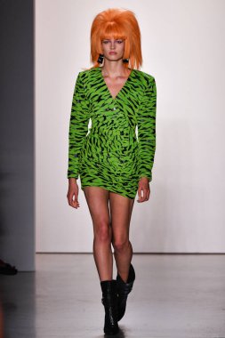 NEW YORK, NEW YORK - SEPTEMBER 06: NYFW sırasında Jeremy Scott için podyumda bir model yürür: 1. Galeri 'deki Şov 6 Eylül 2019' da NYC 'de