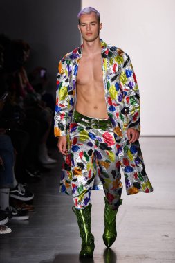 NEW YORK, NEW YORK - SEPTEMBER 06: NYFW sırasında Jeremy Scott için podyumda bir model yürür: 1. Galeri 'deki Şov 6 Eylül 2019' da NYC 'de