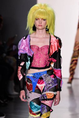NEW YORK, NEW YORK - SEPTEMBER 06: NYFW sırasında Jeremy Scott için podyumda bir model yürür: 1. Galeri 'deki Şov 6 Eylül 2019' da NYC 'de