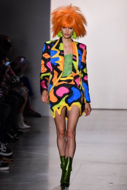 NEW YORK, NEW YORK - SEPTEMBER 06: NYFW sırasında Jeremy Scott için podyumda bir model yürür: 1. Galeri 'deki Şov 6 Eylül 2019' da NYC 'de
