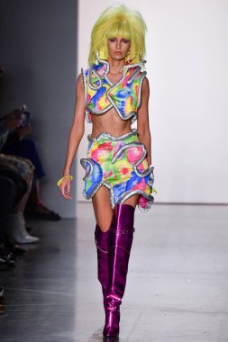 NEW YORK, NEW YORK - SEPTEMBER 06: NYFW sırasında Jeremy Scott için podyumda bir model yürür: 1. Galeri 'deki Şov 6 Eylül 2019' da NYC 'de