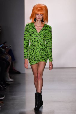 NEW YORK, NEW YORK - SEPTEMBER 06: NYFW sırasında Jeremy Scott için podyumda bir model yürür: 1. Galeri 'deki Şov 6 Eylül 2019' da NYC 'de