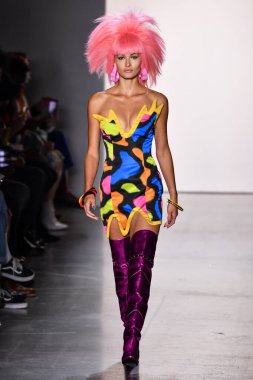 NEW YORK, NEW YORK - SEPTEMBER 06: NYFW sırasında Jeremy Scott için podyumda bir model yürür: 1. Galeri 'deki Şov 6 Eylül 2019' da NYC 'de