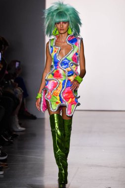 NEW YORK, NEW YORK - SEPTEMBER 06: NYFW sırasında Jeremy Scott için podyumda bir model yürür: 1. Galeri 'deki Şov 6 Eylül 2019' da NYC 'de