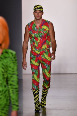 NEW YORK, NEW YORK - SEPTEMBER 06: NYFW sırasında Jeremy Scott için podyumda bir model yürür: 1. Galeri 'deki Şov 6 Eylül 2019' da NYC 'de
