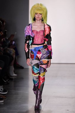 NEW YORK, NEW YORK - SEPTEMBER 06: NYFW sırasında Jeremy Scott için podyumda bir model yürür: 1. Galeri 'deki Şov 6 Eylül 2019' da NYC 'de