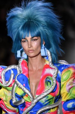 NEW YORK, NEW YORK - SEPTEMBER 06: Lily Aldridge NYFW sırasında Jeremy Scott için podyumda yürüyor: İlkbahar Stüdyoları Galerisi I 'de Şov 6 Eylül 2019' da NYC 'de