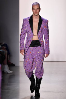 NEW YORK, NEW YORK - SEPTEMBER 06: NYFW sırasında Jeremy Scott için podyumda bir model yürür: 1. Galeri 'deki Şov 6 Eylül 2019' da NYC 'de