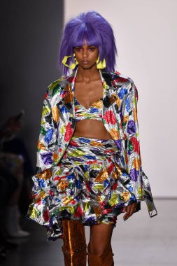 NEW YORK, NEW YORK - SEPTEMBER 06: NYFW sırasında Jeremy Scott için podyumda bir model yürür: 1. Galeri 'deki Şov 6 Eylül 2019' da NYC 'de