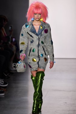 NEW YORK, NEW YORK - SEPTEMBER 06: NYFW sırasında Jeremy Scott için podyumda bir model yürür: 1. Galeri 'deki Şov 6 Eylül 2019' da NYC 'de