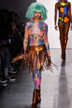 NEW YORK, NEW YORK - SEPTEMBER 06: NYFW sırasında Jeremy Scott için podyumda bir model yürür: 1. Galeri 'deki Şov 6 Eylül 2019' da NYC 'de