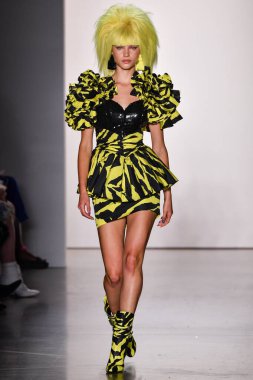 NEW YORK, NEW YORK - SEPTEMBER 06: NYFW sırasında Jeremy Scott için podyumda bir model yürür: 1. Galeri 'deki Şov 6 Eylül 2019' da NYC 'de