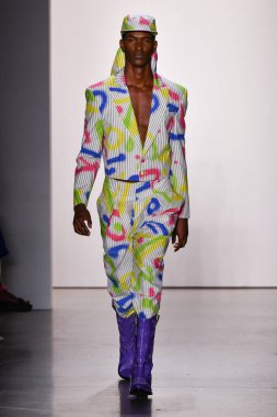 NEW YORK, NEW YORK - SEPTEMBER 06: NYFW sırasında Jeremy Scott için podyumda bir model yürür: 1. Galeri 'deki Şov 6 Eylül 2019' da NYC 'de