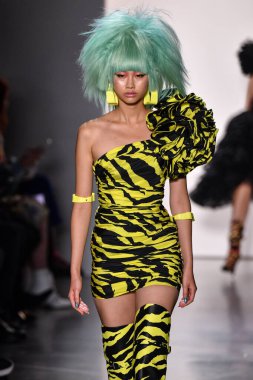 NEW YORK, NEW YORK - SEPTEMBER 06: NYFW sırasında Jeremy Scott için podyumda bir model yürür: 1. Galeri 'deki Şov 6 Eylül 2019' da NYC 'de