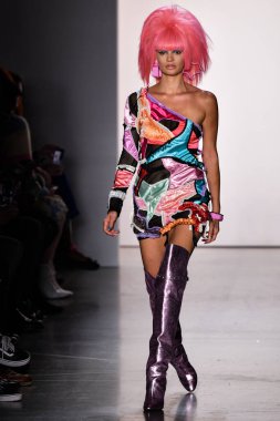 NEW YORK, NEW YORK - SEPTEMBER 06: NYFW sırasında Jeremy Scott için podyumda bir model yürür: 1. Galeri 'deki Şov 6 Eylül 2019' da NYC 'de