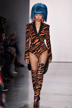 NEW YORK, NEW YORK - SEPTEMBER 06: NYFW sırasında Jeremy Scott için podyumda bir model yürür: 1. Galeri 'deki Şov 6 Eylül 2019' da NYC 'de