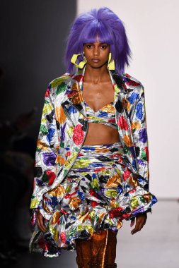 NEW YORK, NEW YORK - SEPTEMBER 06: NYFW sırasında Jeremy Scott için podyumda bir model yürür: 1. Galeri 'deki Şov 6 Eylül 2019' da NYC 'de