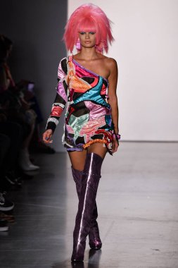 NEW YORK, NEW YORK - SEPTEMBER 06: NYFW sırasında Jeremy Scott için podyumda bir model yürür: 1. Galeri 'deki Şov 6 Eylül 2019' da NYC 'de