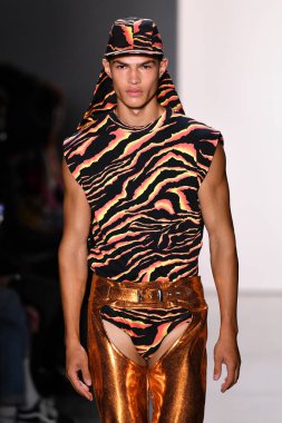 NEW YORK, NEW YORK - SEPTEMBER 06: NYFW sırasında Jeremy Scott için podyumda bir model yürür: 1. Galeri 'deki Şov 6 Eylül 2019' da NYC 'de