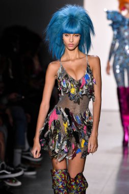 NEW YORK, NEW YORK - SEPTEMBER 06: NYFW sırasında Jeremy Scott için podyumda bir model yürür: 1. Galeri 'deki Şov 6 Eylül 2019' da NYC 'de