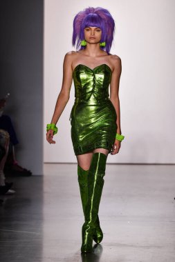 NEW YORK, NEW YORK - SEPTEMBER 06: NYFW sırasında Jeremy Scott için podyumda bir model yürür: 1. Galeri 'deki Şov 6 Eylül 2019' da NYC 'de