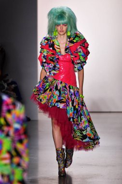 NEW YORK, NEW YORK - SEPTEMBER 06: NYFW sırasında Jeremy Scott için podyumda bir model yürür: 1. Galeri 'deki Şov 6 Eylül 2019' da NYC 'de