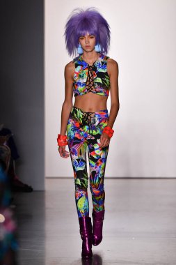 NEW YORK, NEW YORK - SEPTEMBER 06: NYFW sırasında Jeremy Scott için podyumda bir model yürür: 1. Galeri 'deki Şov 6 Eylül 2019' da NYC 'de
