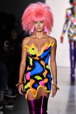 NEW YORK, NEW YORK - SEPTEMBER 06: NYFW sırasında Jeremy Scott için podyumda bir model yürür: 1. Galeri 'deki Şov 6 Eylül 2019' da NYC 'de
