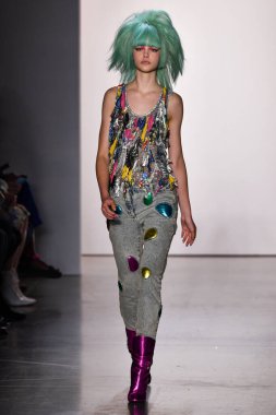 NEW YORK, NEW YORK - SEPTEMBER 06: NYFW sırasında Jeremy Scott için podyumda bir model yürür: 1. Galeri 'deki Şov 6 Eylül 2019' da NYC 'de