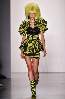 NEW YORK, NEW YORK - SEPTEMBER 06: NYFW sırasında Jeremy Scott için podyumda bir model yürür: 1. Galeri 'deki Şov 6 Eylül 2019' da NYC 'de