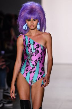 NEW YORK, NEW YORK - SEPTEMBER 06: NYFW sırasında Jeremy Scott için podyumda bir model yürür: 1. Galeri 'deki Şov 6 Eylül 2019' da NYC 'de