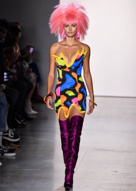 NEW YORK, NEW YORK - SEPTEMBER 06: NYFW sırasında Jeremy Scott için podyumda bir model yürür: 1. Galeri 'deki Şov 6 Eylül 2019' da NYC 'de