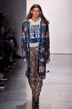 NEW YORK, NEW YORK - SEPTEMBER 06: NYFW sırasında Jeremy Scott için podyumda bir model yürür: 1. Galeri 'deki Şov 6 Eylül 2019' da NYC 'de