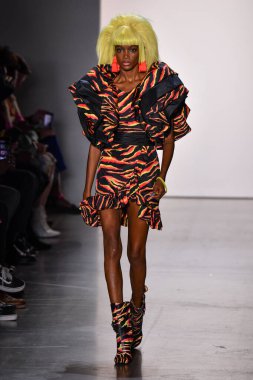 NEW YORK, NEW YORK - SEPTEMBER 06: NYFW sırasında Jeremy Scott için podyumda bir model yürür: 1. Galeri 'deki Şov 6 Eylül 2019' da NYC 'de