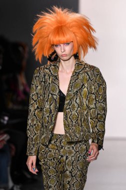 NEW YORK, NEW YORK - SEPTEMBER 06: Remington Williams NYFW sırasında Jeremy Scott için podyumda yürüyor: İlkbahar Stüdyoları Galerisi I 'de Şovlar 6 Eylül 2019, NYC