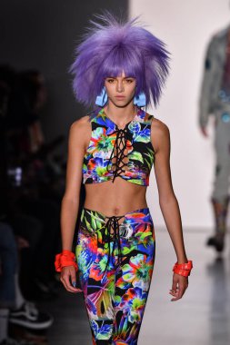 NEW YORK, NEW YORK - SEPTEMBER 06: NYFW sırasında Jeremy Scott için podyumda bir model yürür: 1. Galeri 'deki Şov 6 Eylül 2019' da NYC 'de