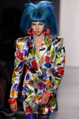 NEW YORK, NEW YORK - SEPTEMBER 06: NYFW sırasında Jeremy Scott için podyumda bir model yürür: 1. Galeri 'deki Şov 6 Eylül 2019' da NYC 'de