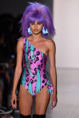 NEW YORK, NEW YORK - SEPTEMBER 06: NYFW sırasında Jeremy Scott için podyumda bir model yürür: 1. Galeri 'deki Şov 6 Eylül 2019' da NYC 'de