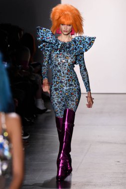 NEW YORK, NEW YORK - SEPTEMBER 06: NYFW sırasında Jeremy Scott için podyumda bir model yürür: 1. Galeri 'deki Şov 6 Eylül 2019' da NYC 'de