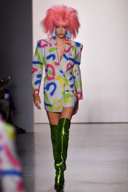 NEW YORK, NEW YORK - SEPTEMBER 06: NYFW sırasında Jeremy Scott için podyumda bir model yürür: 1. Galeri 'deki Şov 6 Eylül 2019' da NYC 'de