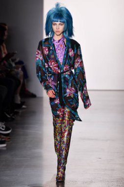 NEW YORK, NEW YORK - SEPTEMBER 06: NYFW sırasında Jeremy Scott için podyumda bir model yürür: 1. Galeri 'deki Şov 6 Eylül 2019' da NYC 'de
