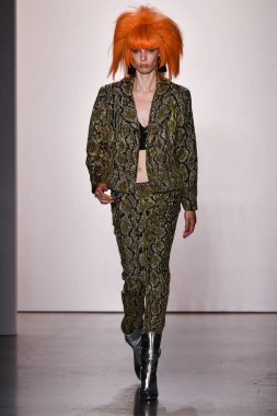 NEW YORK, NEW YORK - SEPTEMBER 06: Remington Williams NYFW sırasında Jeremy Scott için podyumda yürüyor: İlkbahar Stüdyoları Galerisi I 'de Şovlar 6 Eylül 2019, NYC